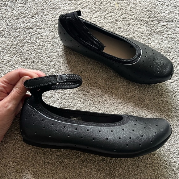 Tsubo Black Leather Ankle Strap Women's Size 9 / 39 Perforated Ballet Flats - Picture 1 of 5